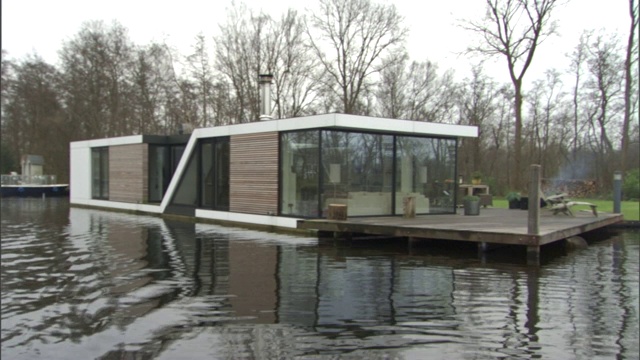 阿姆斯特丹的一座水上别墅横跨一条河。视频下载