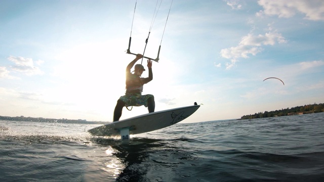 骑着风筝板的职业运动员。视频下载