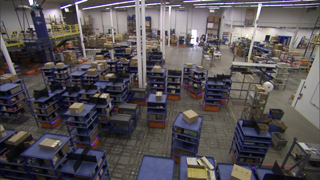 机器人在仓库中移动板条箱。视频下载
