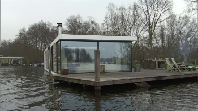 在阿姆斯特丹，水围绕着一座水别墅。视频下载