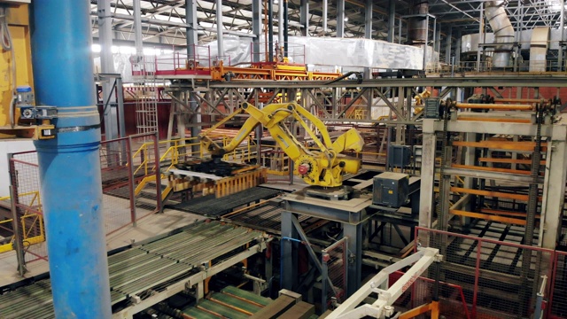 现代化的自动化机械臂正在工厂中移动。工业革命4.0视频下载