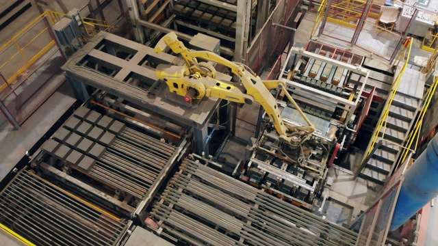 俯视图的机械臂准备搬迁砖。现代化的自动化工厂设备。视频素材