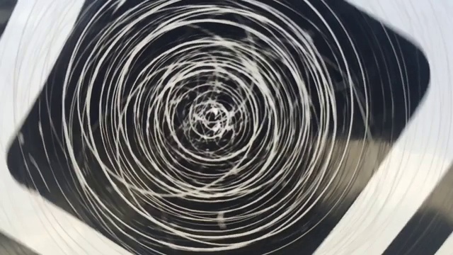 黑色和白色催眠漩涡催眠圈线转动在慢动作视频素材