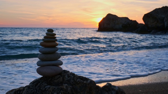 平衡与和谐的概念-沙滩上的石堆视频素材