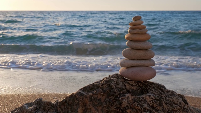 平衡与和谐的概念-沙滩上的石堆视频素材