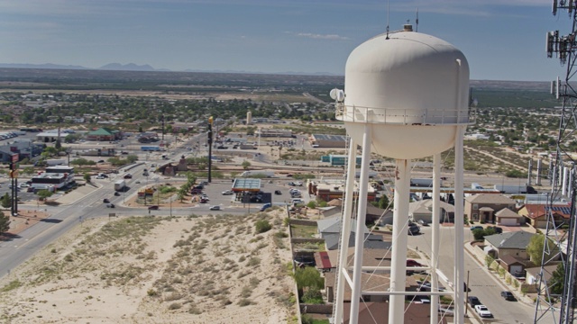 德克萨斯州/新墨西哥边境的I-10公路卡车站和郊区住宅鸟瞰图视频素材