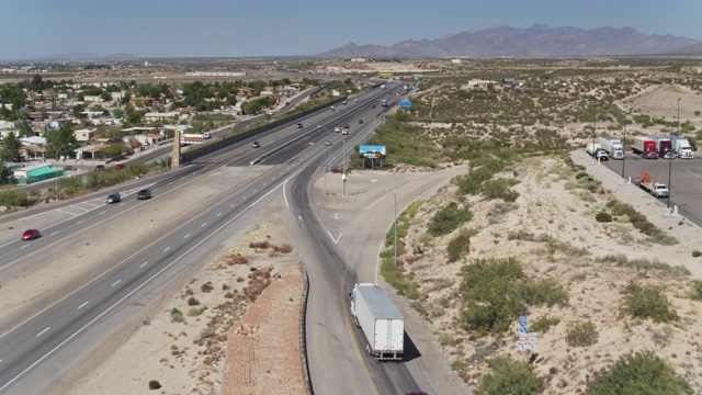 从德克萨斯到新墨西哥州的10号州际公路的交通航拍视频素材