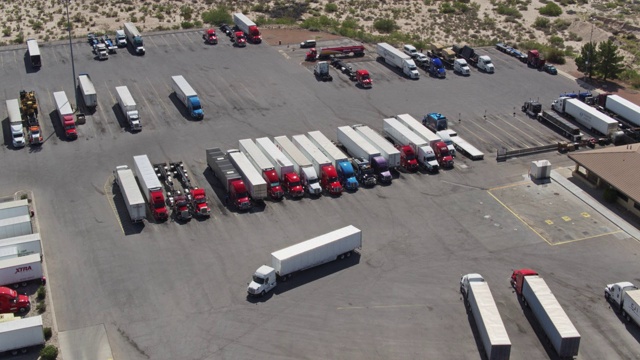 向下倾斜的无人机拍摄的卡车站视频素材
