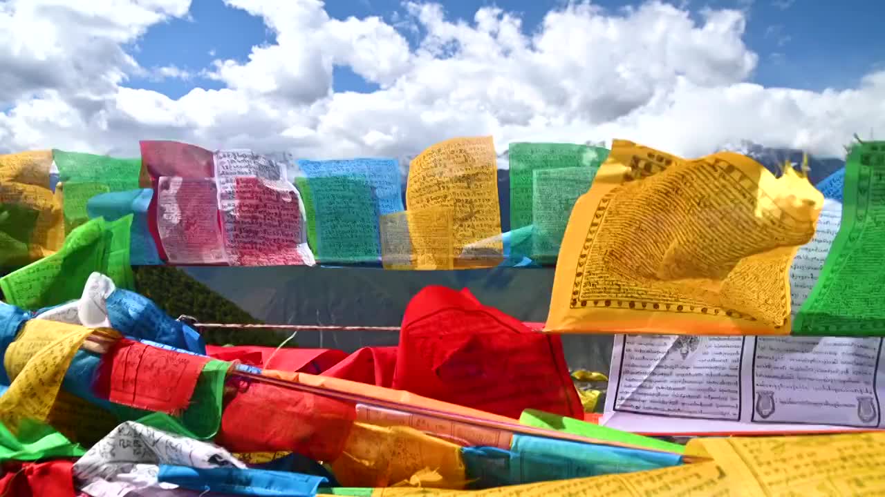 藏传佛教经幡在风中飘扬视频素材