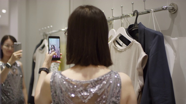 亚洲女孩在商店镜子里自拍派对礼服视频下载