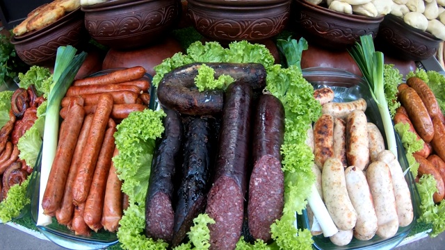 腊肠和蔬菜放在节日的餐桌上。视频素材