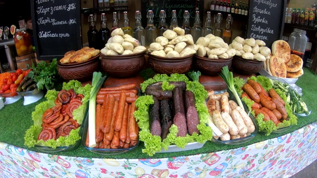 腊肠和蔬菜放在节日的餐桌上。视频素材