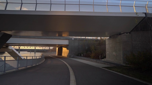 拍摄桥下的人行道视频素材