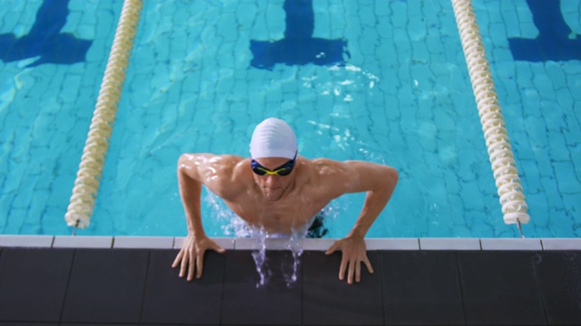 游泳运动员在游泳池中训练视频下载