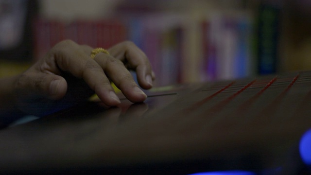 用笔记本触控板滚动网页的女人的手。女性摄影师用笔记本电脑编辑照片。视频素材