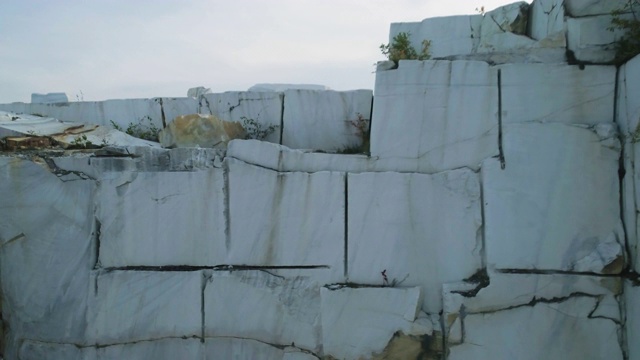 采石场的白色大理石。大理石块网站视频素材