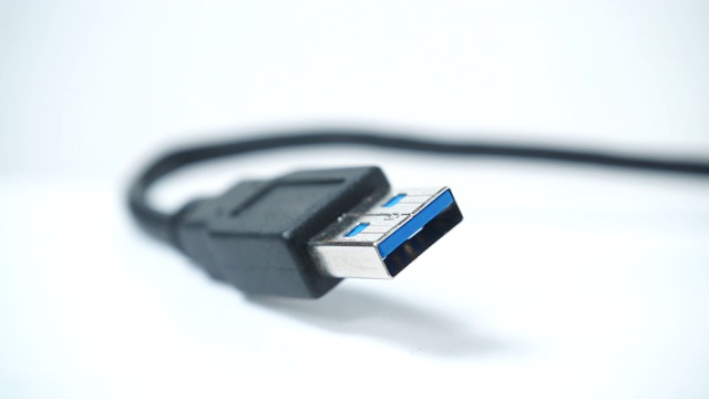 白色4K上的黑色USB电缆插头视频下载