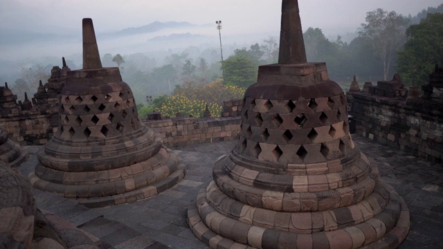 在日出的雾婆罗浮屠寺风景视频素材