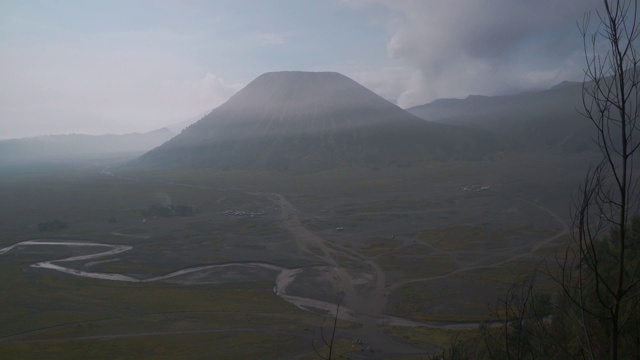 在雾中日出的布罗莫火山的风景视频素材