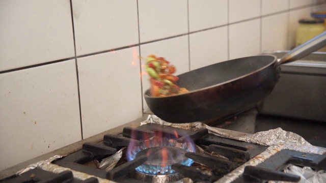 厨师燃烧蔬菜的慢动作视频素材