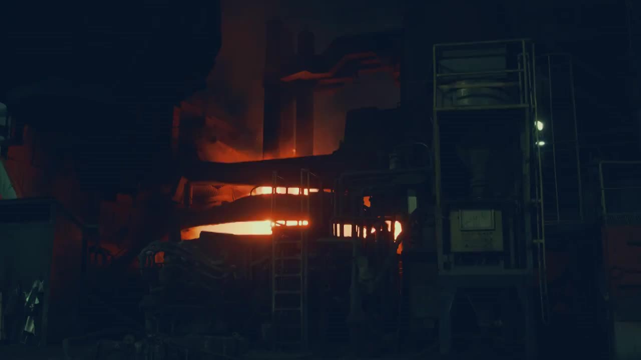 冶金厂-启动炼钢炉视频素材