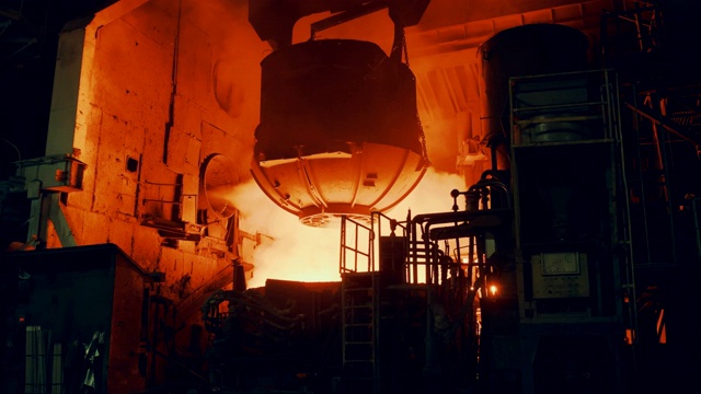 冶金厂——熔炉里充满了废金属视频素材