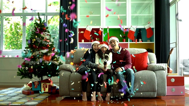 圣诞快乐!微笑的家庭用纸烟花庆祝圣诞节视频素材