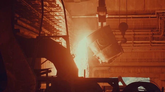 炼钢厂-熔化的金属在桶中视频素材