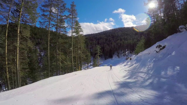 小女孩跟着滑雪教练学滑雪视频素材