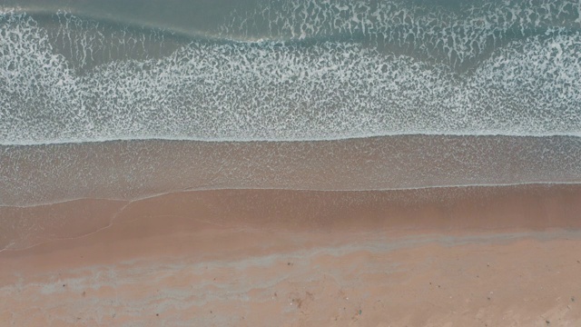 海滩和大海的鸟瞰图视频下载