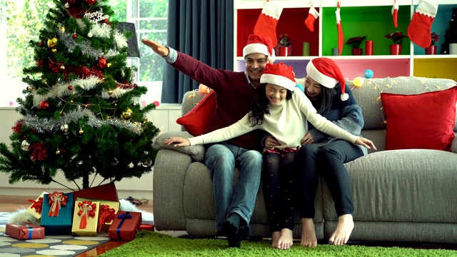 微笑的家庭玩在一起在圣诞节时间在一个客厅在家里视频素材