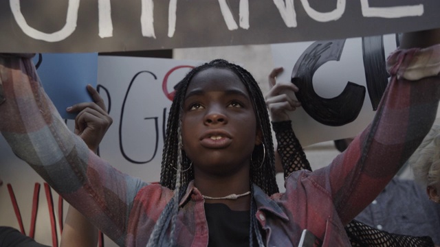 近距离拍摄的女孩在抗议中举着标语并喊着“改变”，犹他州，美国视频素材