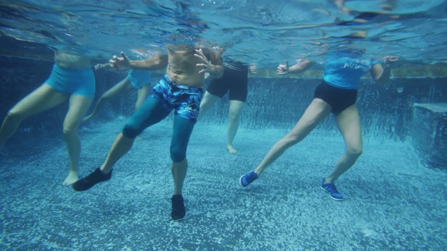 水下视图的男人和女人在游泳池有氧舞蹈课/雪松山，美国犹他州视频下载