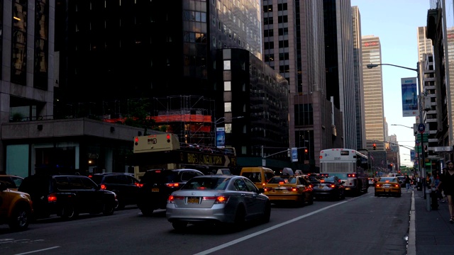 纽约大街。流量。的车。黄色的出租车视频素材