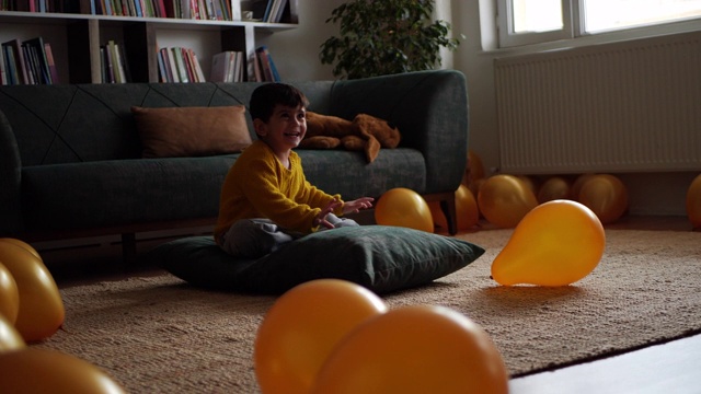 男孩在玩气球视频素材