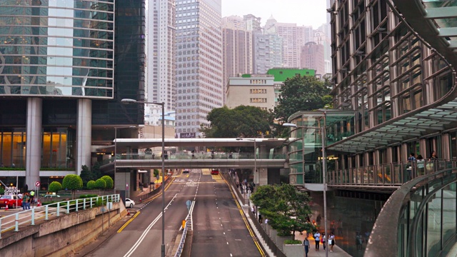 香港。商业区。桥。金融大厦。流量。背景中有住宅建筑视频下载