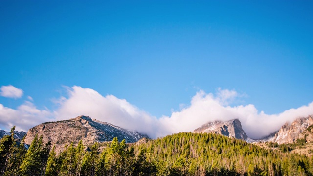时间流逝-云景在科罗拉多州的落基山国家公园山峰上- 4K视频素材
