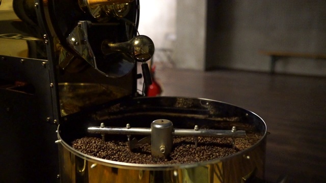 咖啡豆在冷却桶中旋转视频素材