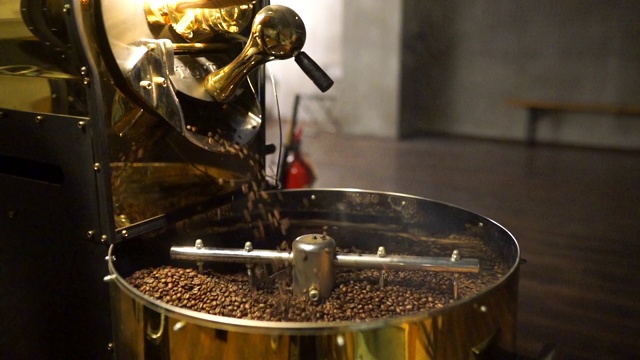 当咖啡豆被烘烤时，蒸汽上升-慢镜头视频素材