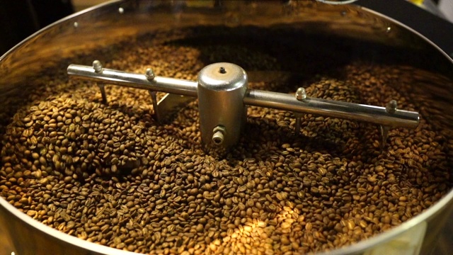 近距离的咖啡豆在烘烤-慢动作视频素材