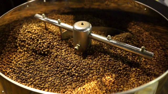 近距离的咖啡豆在烘烤-慢动作视频素材