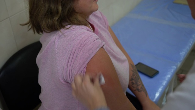 欧洲乌克兰基辅——2019年10月:预防病毒的疫苗接种。护士给一个女孩打针。视频素材