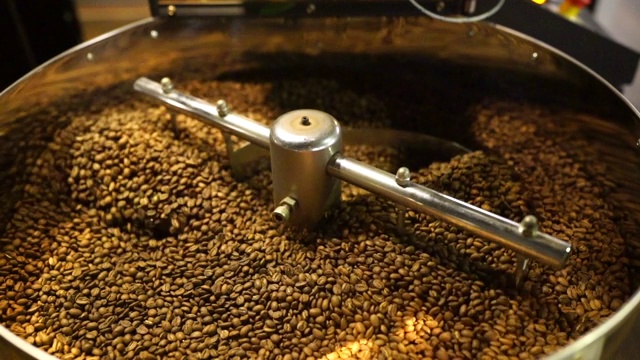 在冷却桶中旋转的咖啡豆特写视频素材
