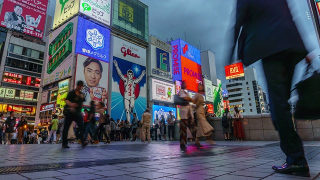 4K时间流逝。行走在日本大阪道顿堀的人们。视频下载