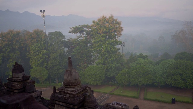 在日出的雾婆罗浮屠寺风景视频素材