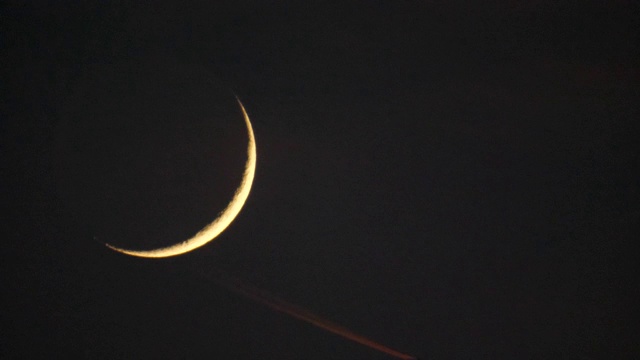 东京，一架飞机在月光下飞行视频下载