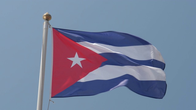 4k特写慢镜头，古巴国旗在温暖、美丽、明亮的夏日傲然迎风飘扬。视频素材
