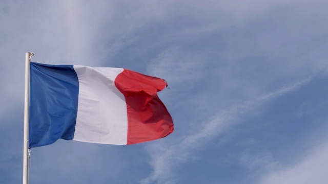 4k近距离拍摄法国国旗在温暖、美丽、明亮的夏日傲然迎风飘扬的慢镜头。与复制空间视频素材