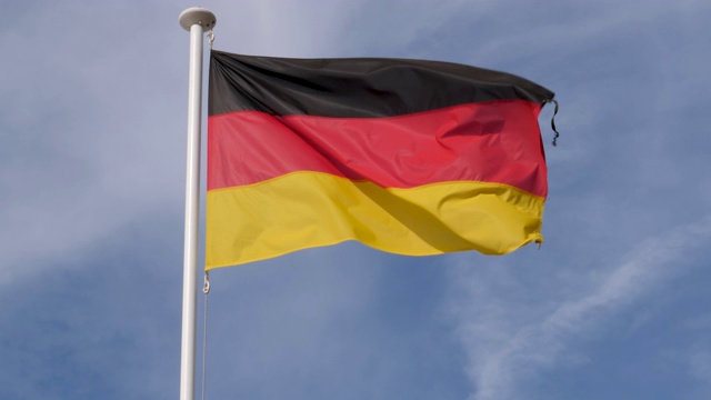 一个温暖、美丽、明亮的夏日，德国国旗骄傲地迎风飘扬的慢镜头。视频素材