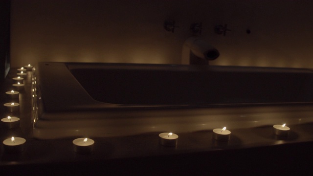 一个烛光浴缸视频下载